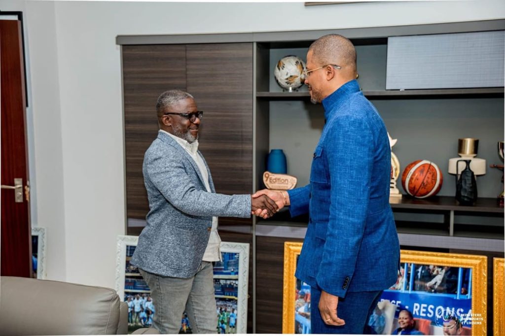 LE MINISTRE BUDIMBU ET LE COACH OTIS NGOMA PASSENT À L’ACTION POUR RELANCER LES LÉOPARDS